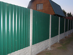 Забор из профнастила двухсторонний зеленый с бетонными столбами