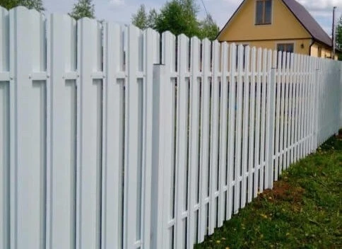 Забор из евроштакетника белый для 10 соток